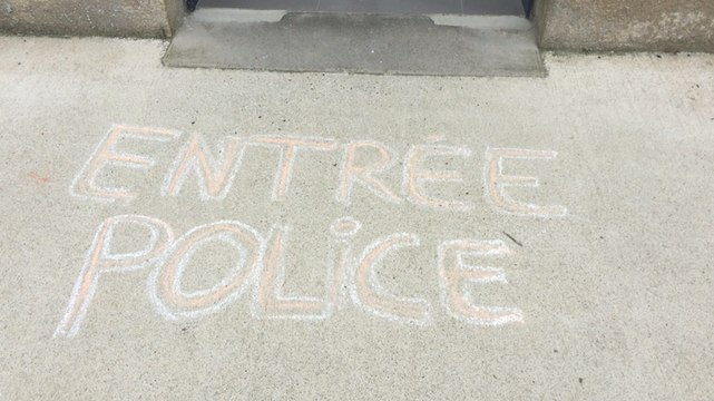 Nuit debout Lannion chante face aux gendarmes