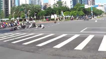 Un scooter grille un feu rouge et va créer un accident !