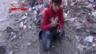 Syrie, Alep  Un enfant cherche du cuivre et non plus de manger