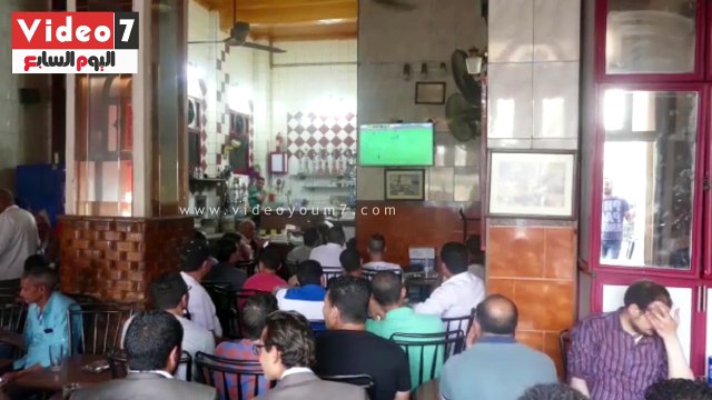 بالفيديو.. مقاهى وسط البلد كامل العدد لمشاهدة مباراة مصر وتنزانيا