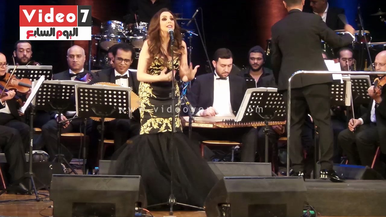 أنغام تغنى لجمهورها "بحبك وحشتينى"