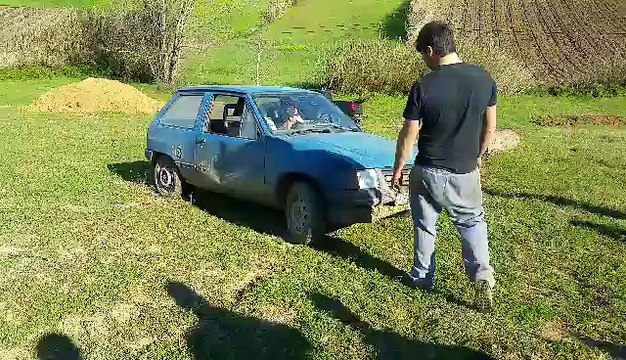 Jovens portugueses colocam à prova a resistência de um Opel Corsa A