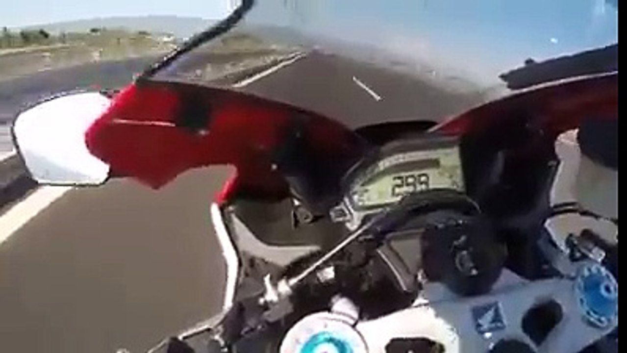 Aquele momento em que vais a 299km/h e aparece...