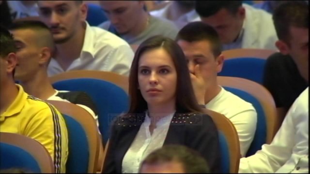 Basha me të rinjtë e FRPD: Ne jemi shpresa e vendit - Top Channel Albania - News - Lajme