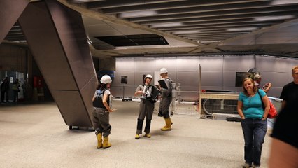 Download Video: Gezelligheid tijdens open dag Centraal Station NoordZuidLijn open dag