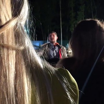 afrikantova_familyНа поляне закрытие актерского сезона. Поёт Алексей.