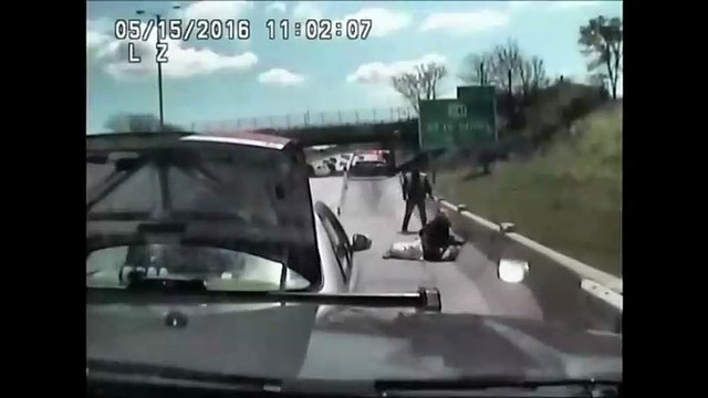 Женщина сбила полицейских