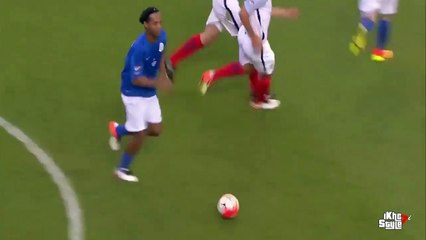 Ronaldinho humiliates 2 Players with double nutmeg
