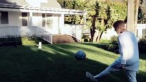 Neymar joga futebol com Justin Bieber na casa do cantor - Neymar plays football with Justin Bieber