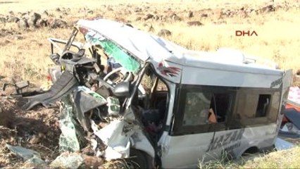 Diyarbakır'da Minibüs Devrildi, 6 Kişi Öldü, 4 Kişi Yaralandı