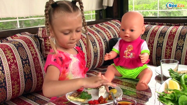 Ярослава с Беби Борн кормит кроликов и курочек. Турецкий завтрак. Видео для детей. Doll Baby Born