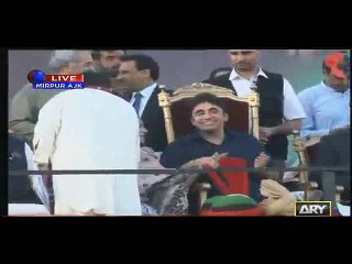 Video herunterladen: Bilawal Bhutto Zardari with his aunt Faryal Talpur in AJK