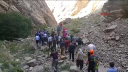 Hakkari Ot Toplamak İçin Çıktığı Kayalıklardan Düştü