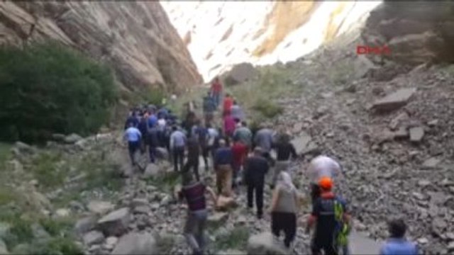 Hakkari Ot Toplamak İçin Çıktığı Kayalıklardan Düştü