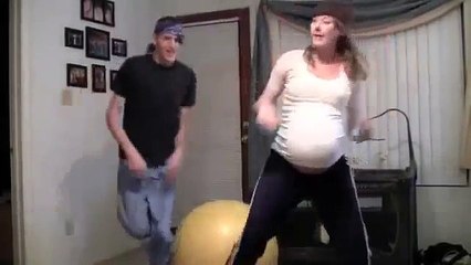 Elle est enceinte de jumeaux de 40 semaines, mais lorsqu'elle soulève son chandail INCROYABLE!