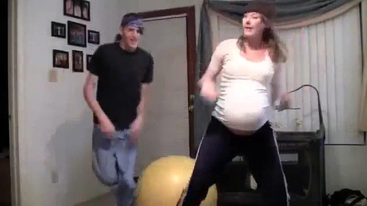Elle est enceinte de jumeaux de 40 semaines, mais lorsqu'elle soulève son chandail INCROYABLE!
