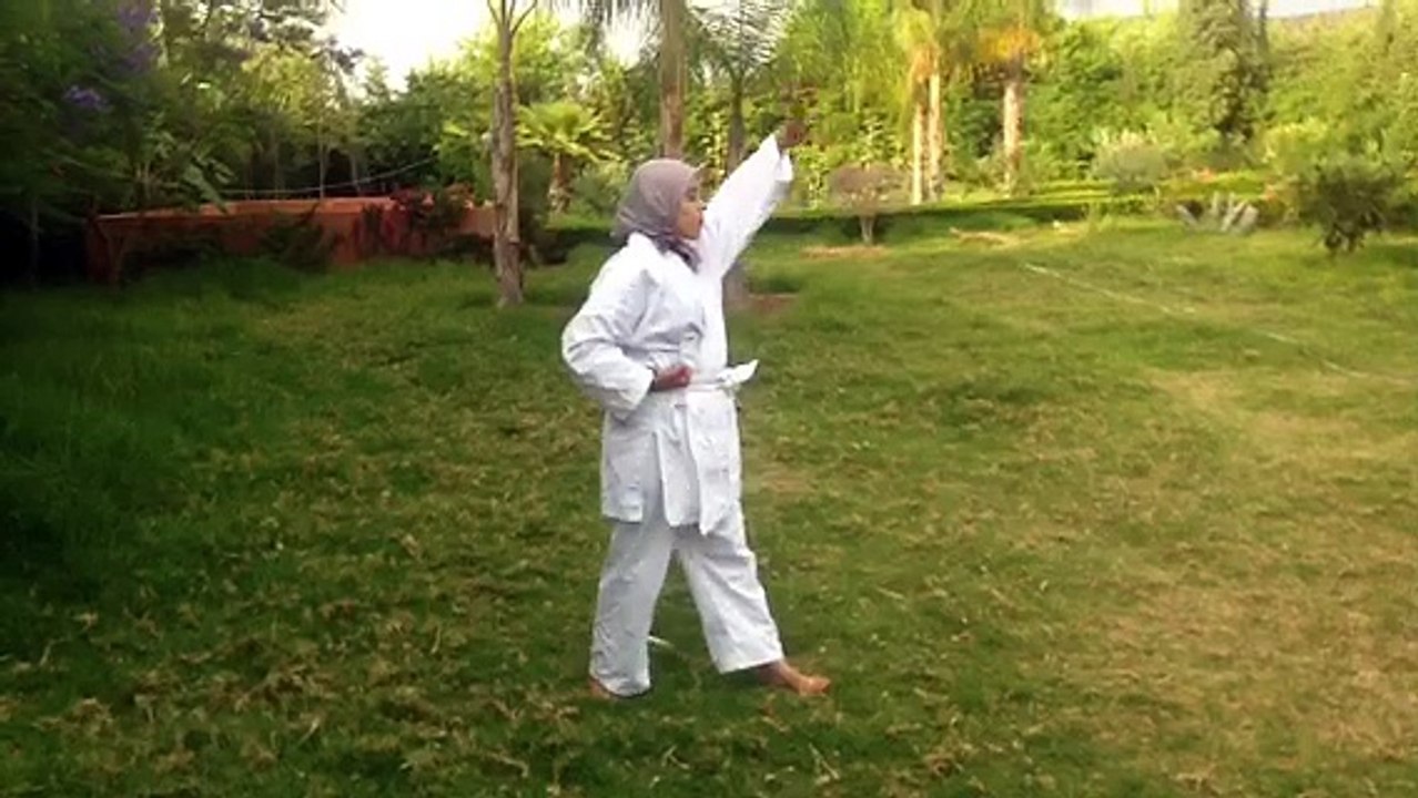 Farah en démonstration de Kung Fu devant les autres jeunes accueillis à l'association Ourika Tadamoune