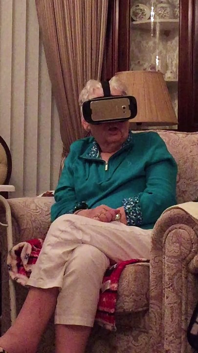 Cette mamie essaie un jeu en réalité virtuelle