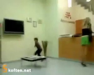 Ce petit garçon est un vrai démon, ce qu’il fait à sa mère est fou !