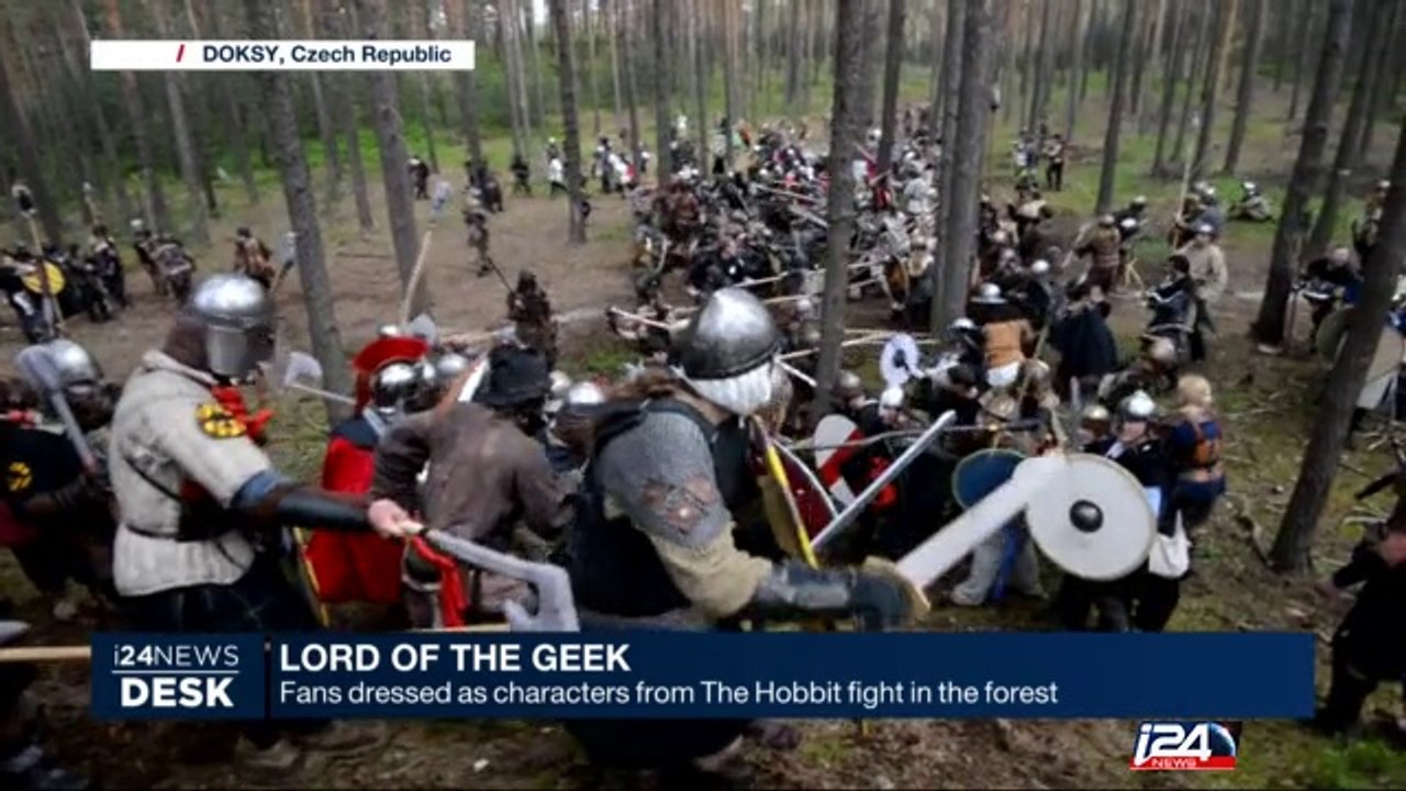 Lord of The Geek : fams dressed as characters from the Hobbit fight in the forest