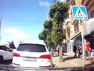 В центре Рязани девушка-водитель избила девушку-пешехода