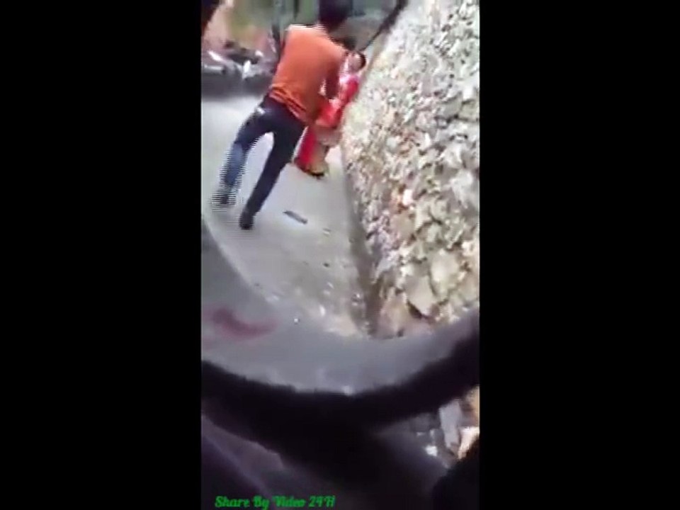Chắc chắn có một đứa tàng hình nào đó đang chọc lét ảnh nên không đứng im được :3