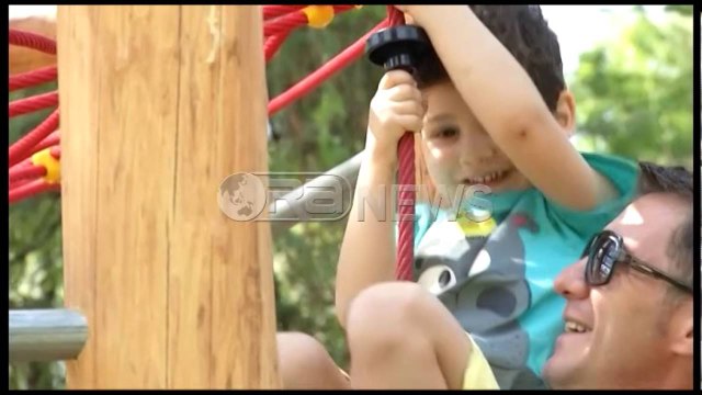 Ora News - Bashkia e Tiranës vendos punonjës për mirëmbajtjen e parkut të lojërave