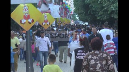Report TV - Korça shkëlqen nga karnavalet, zgjerohet parada e koncepti artistik
