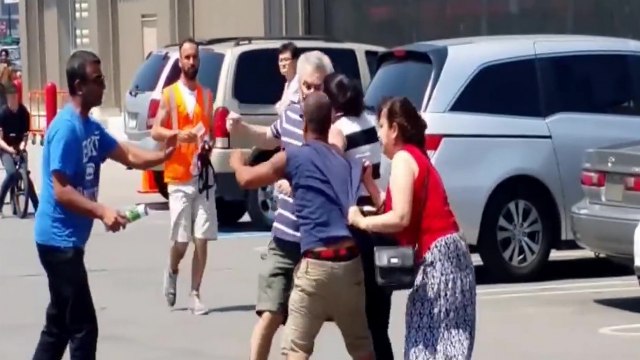 Deux couples se battent pour une place