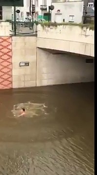 Ils se baignent dans une autoroute inondée à Orléans !
