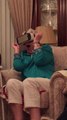 Mamie effrayée par Jurassic Park en Réalité Virtuelle LOL