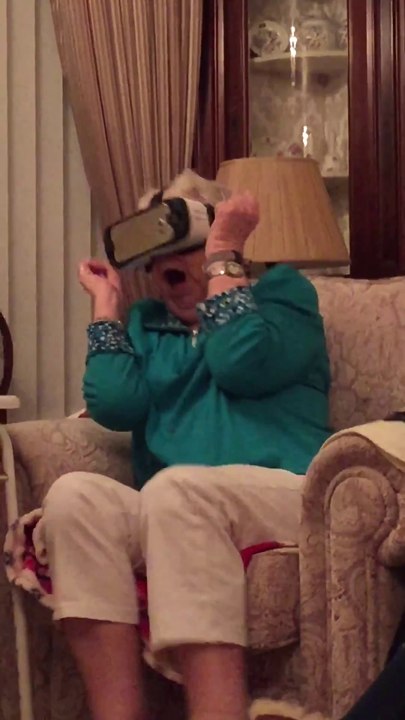 Mamie effrayée par Jurassic Park en Réalité Virtuelle LOL