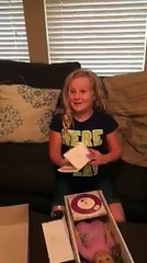 Petite fille handicapée reçoit une poupée très spéciale