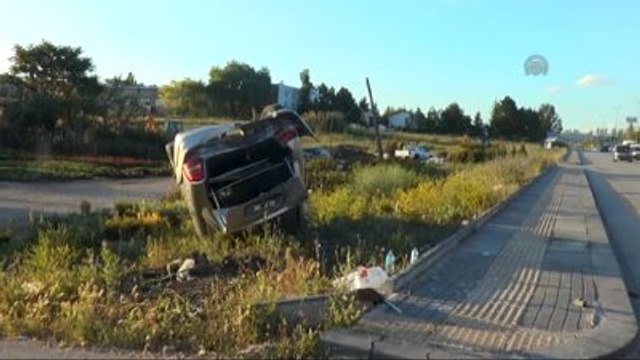 Hafif Ticari Araç ile Otomobil Çarpıştı