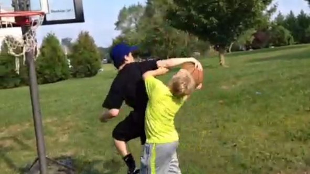Ils font disparaître le ballon de basket!