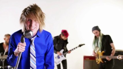 BryanStars Reacts "Shut Up And Kiss Me" Music Video