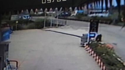 Midibüs'ün Su Kanalına Devrilme Anı - Osmaniye
