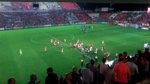 Los jugadores del Nàstic se animan entre ellos al terminar el partido ante el Alavés