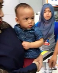 Ekspresi Lucu Muka Serius Rafathar Malik Ahmad di Gendong Mama Nagita Slavina