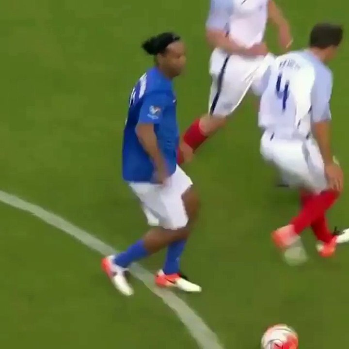 Great skill by Ronaldinho