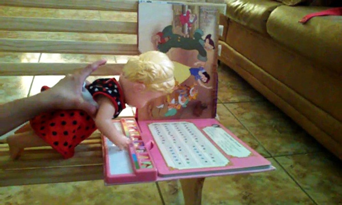 Baby alive tocando pianinho