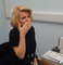 Mujer sorda llorando la primera vez que puede oír