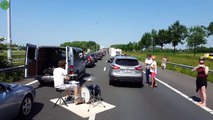 Coincé dans les embouteillages il joue de la batterie sur l'autoroute