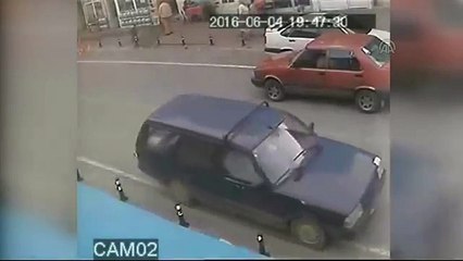 Balkondan düşen çocuğu havada yakaladı