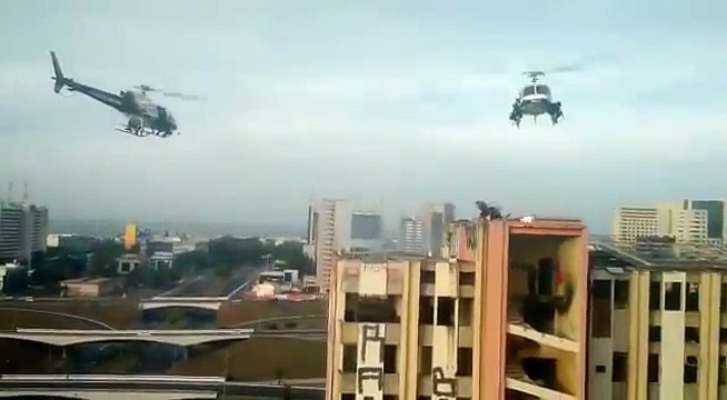 Intervention par hélicoptère de la police sur le toit d'un hotel contre des assaillants