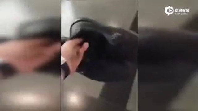 Il jette les chaussures d'un homme dormant pied nu à l'aéroport