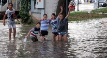 Yağmur suyuyla kapanan yol çocukların eğlencesi oldu