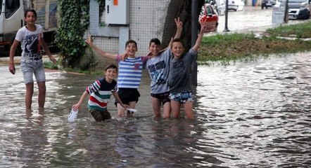 Yağmur suyuyla kapanan yol çocukların eğlencesi oldu