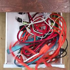 Fa passare un cavo elastico in un tappo di sughero, ecco un trucco geniale per fare ordine