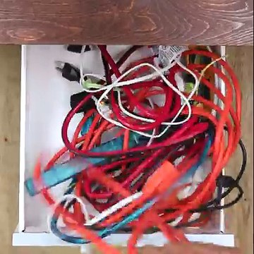 Fa passare un cavo elastico in un tappo di sughero, ecco un trucco geniale per fare ordine